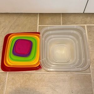 6 plastic food storage containers